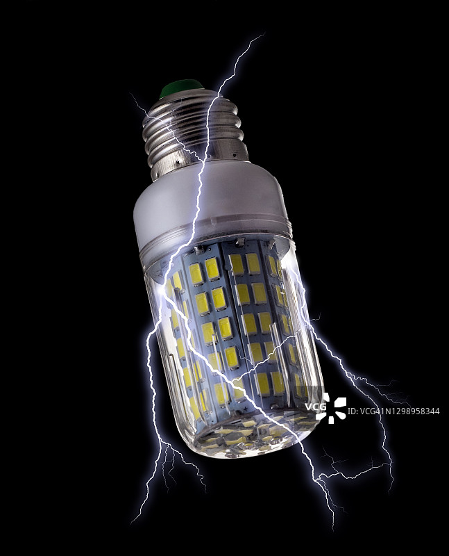 黑色背景上低功率LED灯泡和射线放电特写图片素材