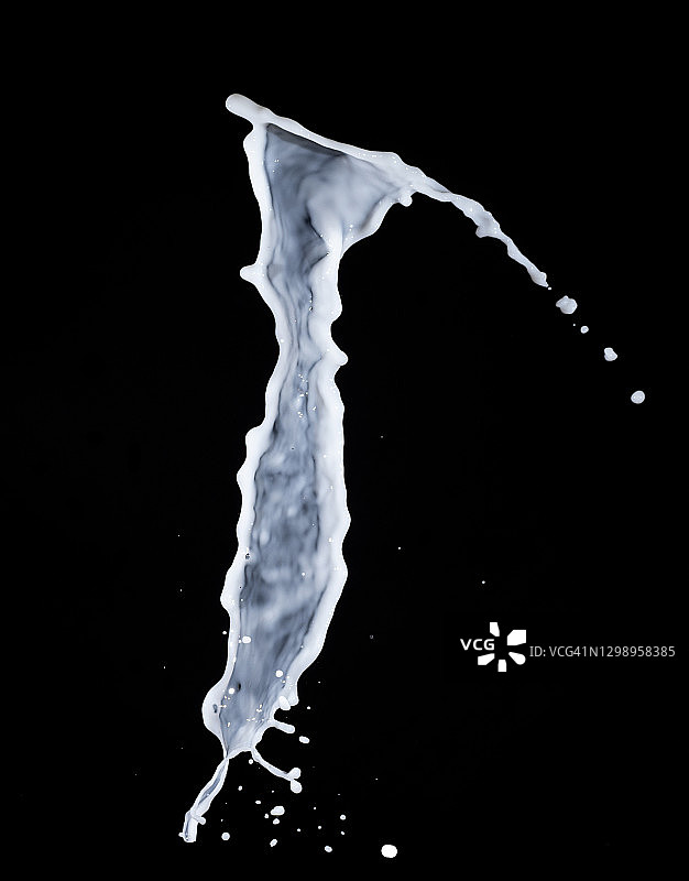 牛奶飞溅，在黑色背景中悬浮图片素材