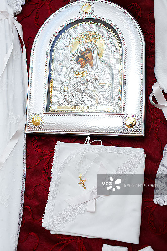 婴儿洗礼服与圣母图标图片素材