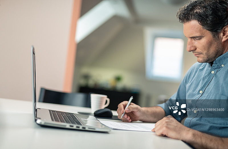 在家工作的中年男人图片素材