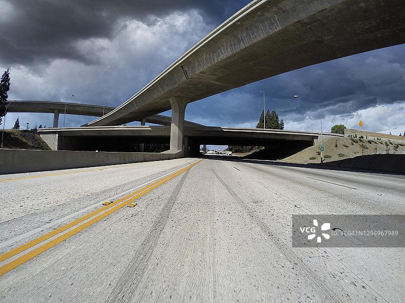 在洛杉矶高速公路上冒着暴风雨驾驶图片素材