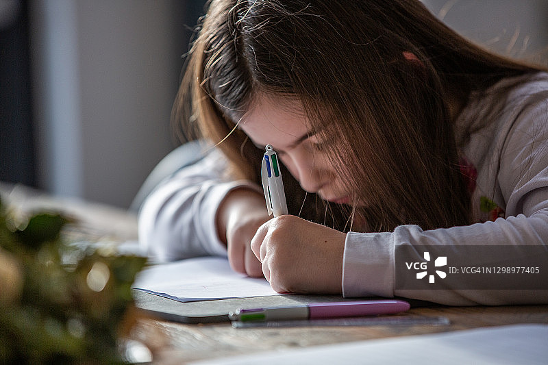 孩子做作业时睡着了图片素材