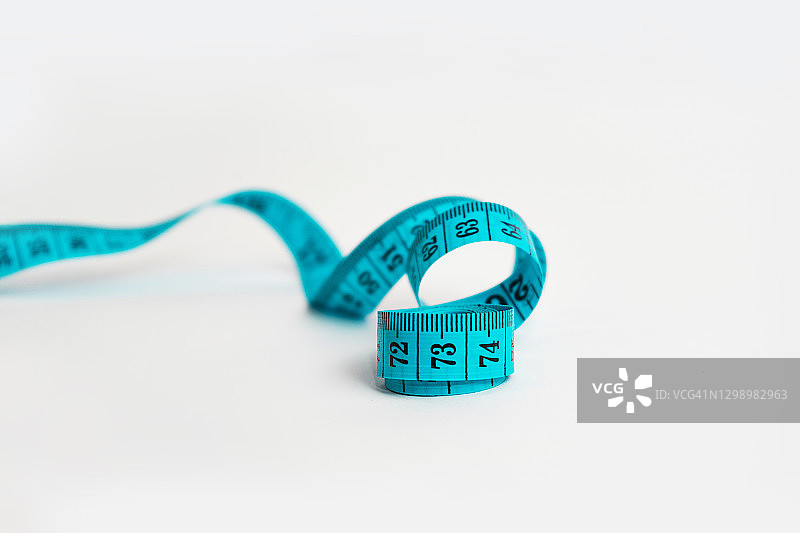 蓝色卷尺，浅灰色背景图片素材