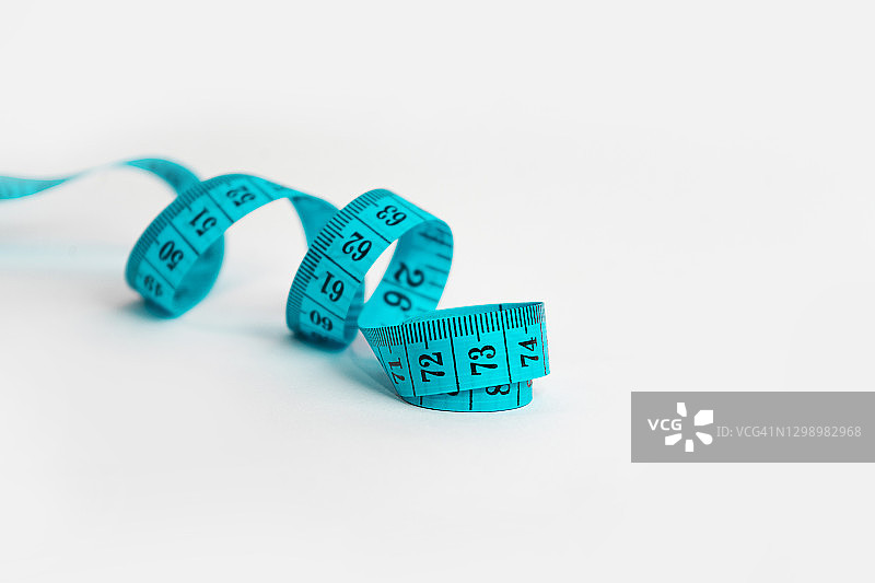 蓝色卷尺，浅灰色背景图片素材