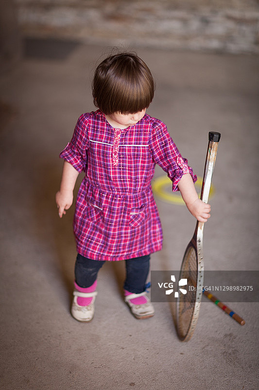 拿着复古网球拍的幼儿图片素材