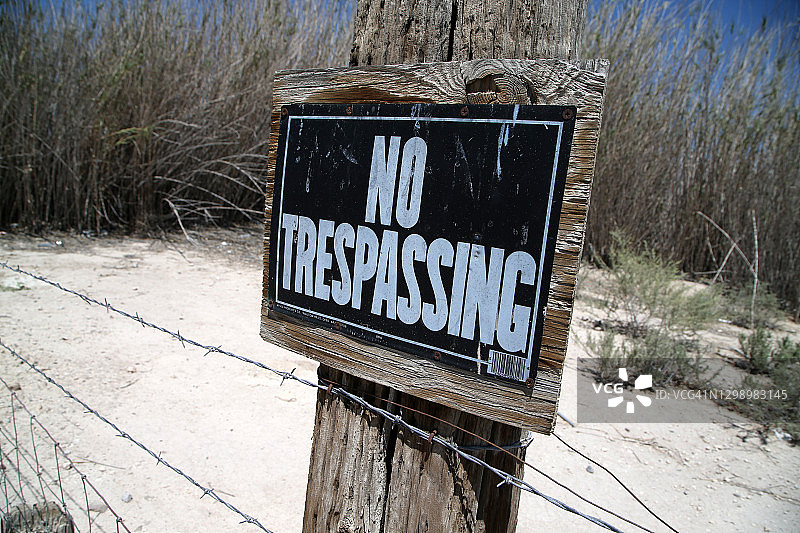 带有“禁止通行”标志的带刺铁丝网图片素材