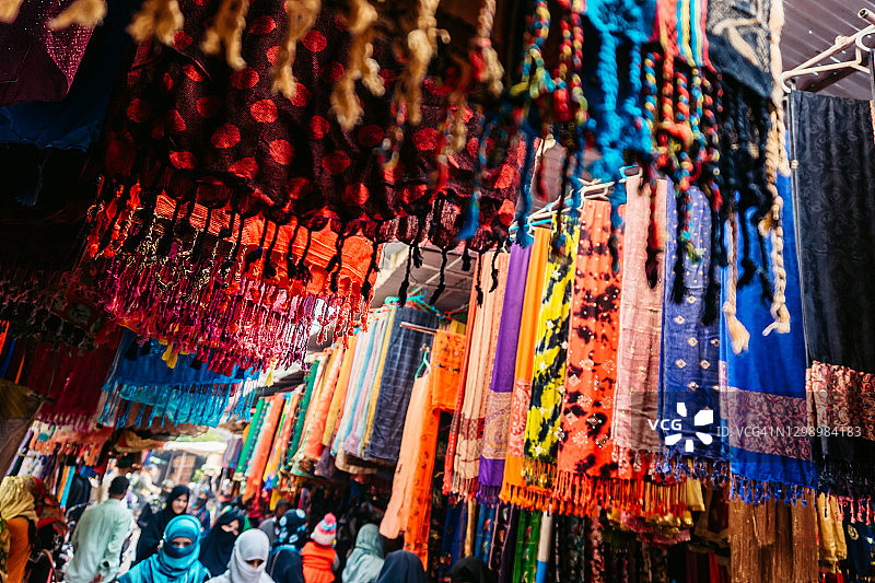 印度集市上的彩色围巾图片素材