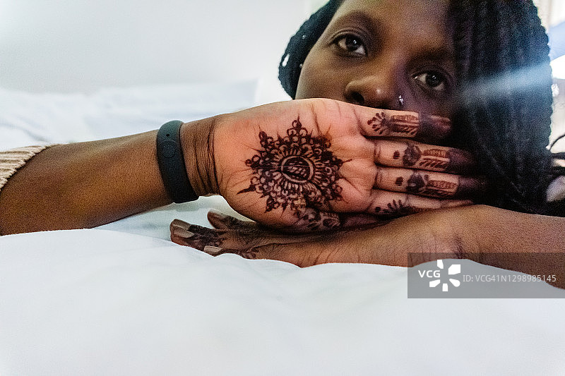 手绘印度海娜纹身的女人图片素材