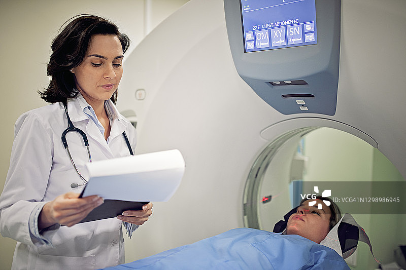 医生在医院使用CT扫描仪图片素材