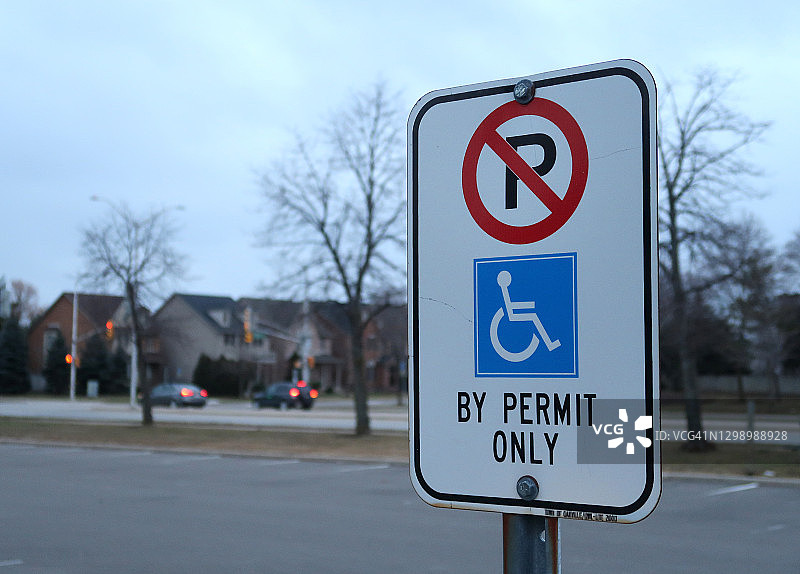 停车场内的残疾人停车位标志图片素材