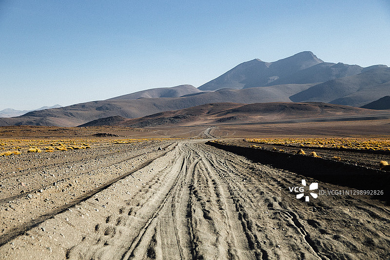 玻利维亚高原沙漠公路风光图片素材