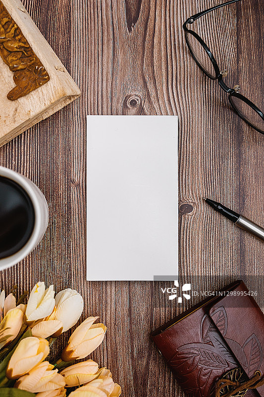 乡村木材上的空白白纸卡片图片素材