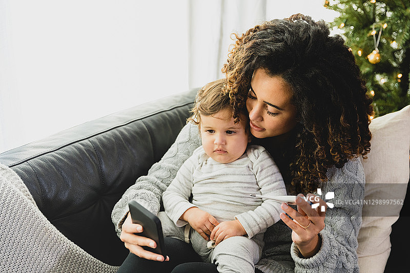 焦虑的母亲在远程医疗就诊期间与儿子的医生交谈图片素材
