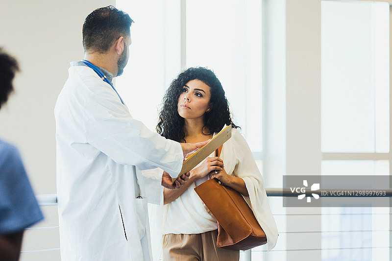 女人与医生讨论检查结果图片素材