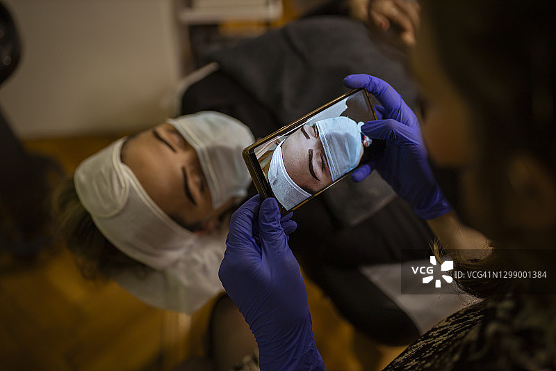 美容院的眉毛染色服务图片素材