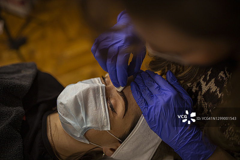 在水疗沙龙进行眉毛修正和塑形图片素材