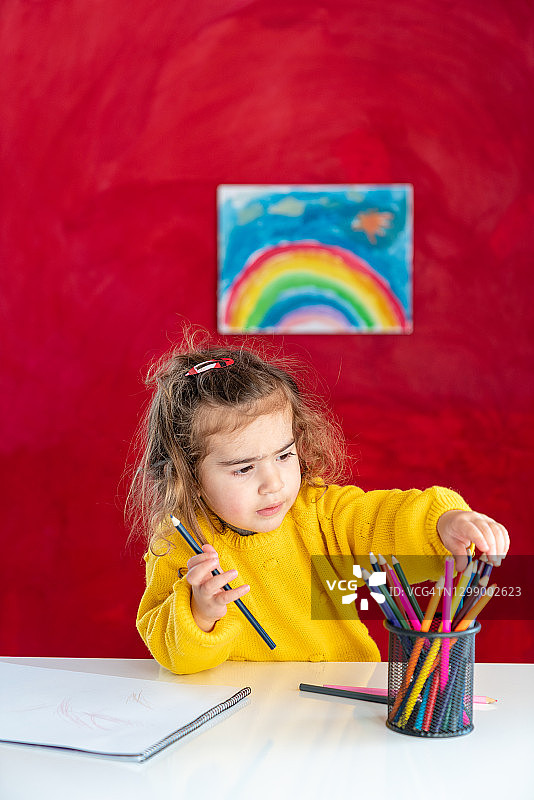 学习使用蜡笔的学龄前女童图片素材