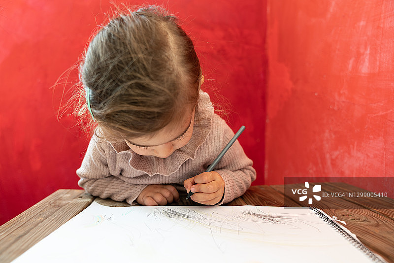 学习使用蜡笔的学龄前女童图片素材