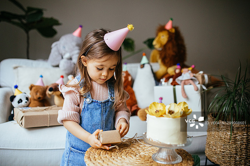 可爱孩子的生日派对图片素材