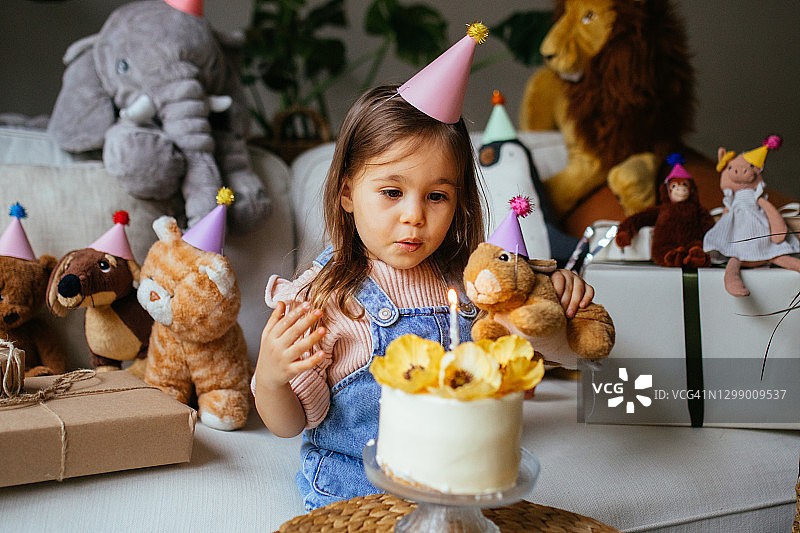 可爱孩子的生日派对图片素材