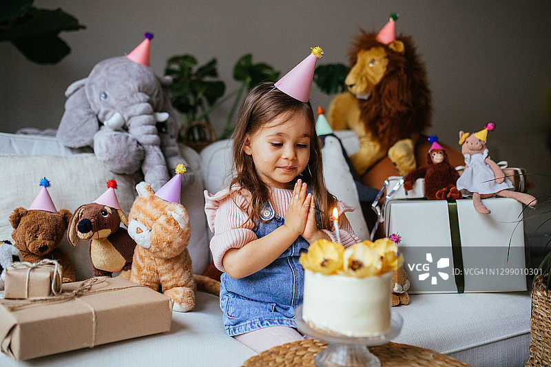 可爱孩子的生日派对图片素材
