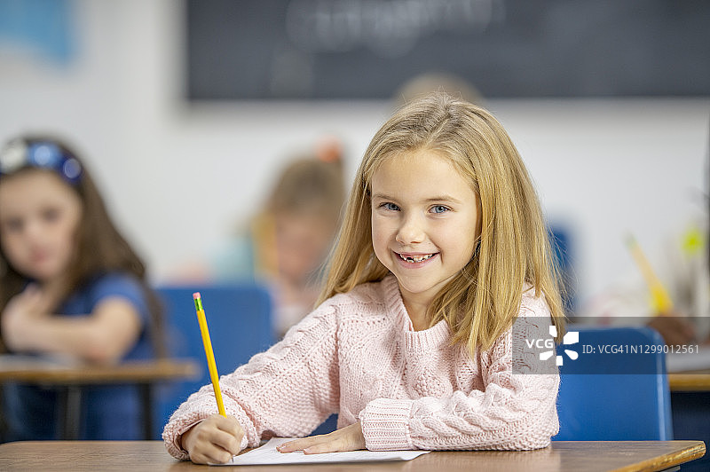 课堂上微笑的小学女生图片素材