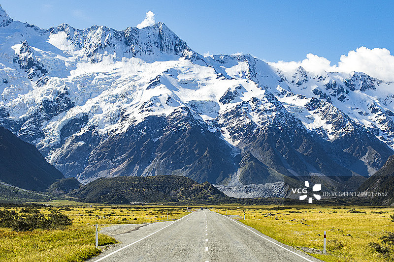 日落时分，背景是山脉的公路图片素材