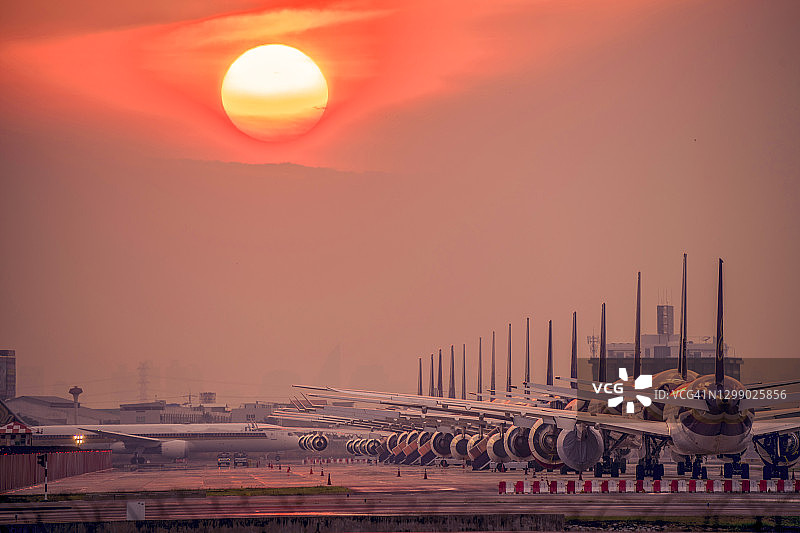曼谷素万那普机场的日落时分，飞机停靠图片素材