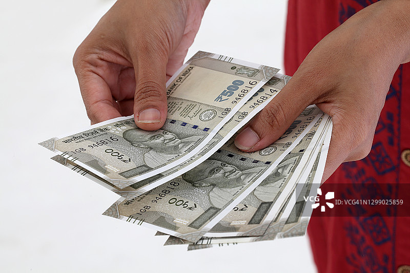 在白色背景下数纸币图片素材