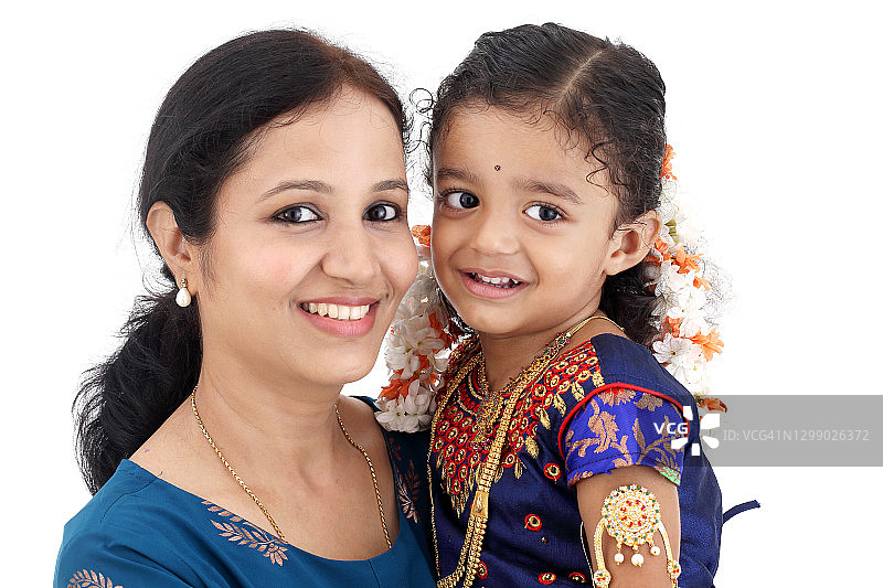 对着白色背景的快乐年轻母亲和女孩图片素材