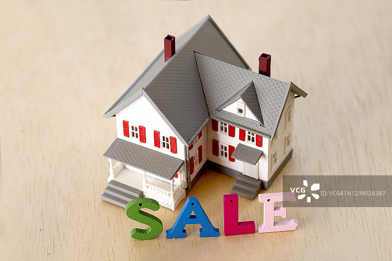 房屋出售概念：微型房屋和SALE字母图片素材
