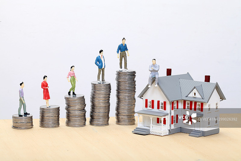 硬币和模型房子堆叠，储蓄概念图片素材
