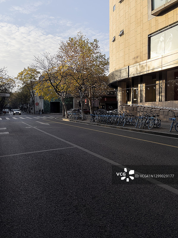 清晨空无一人的杭州街道图片素材