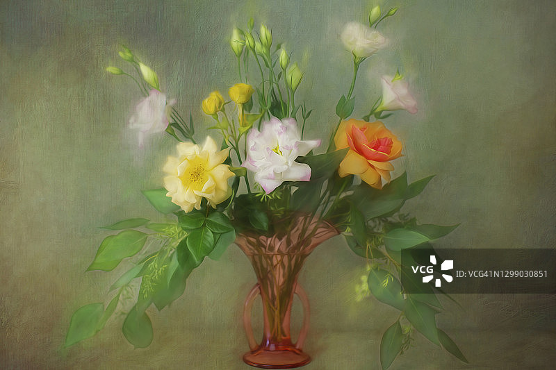 1920年代古董花瓶中的洋桔梗和玫瑰图片素材