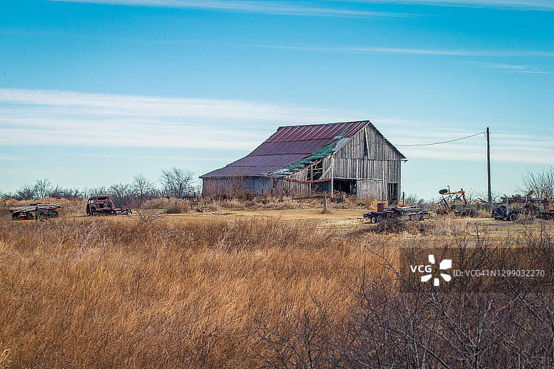 破败的旧谷仓图片素材