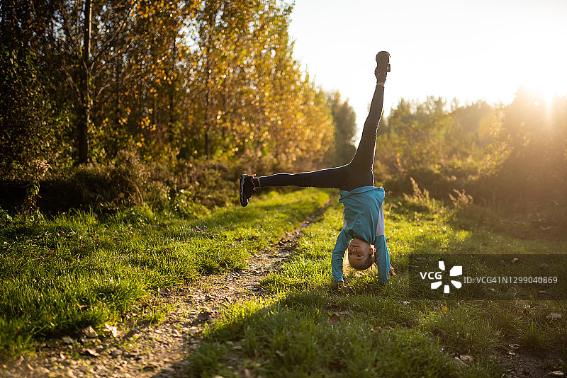 秋日自然中的车轮乐趣图片素材
