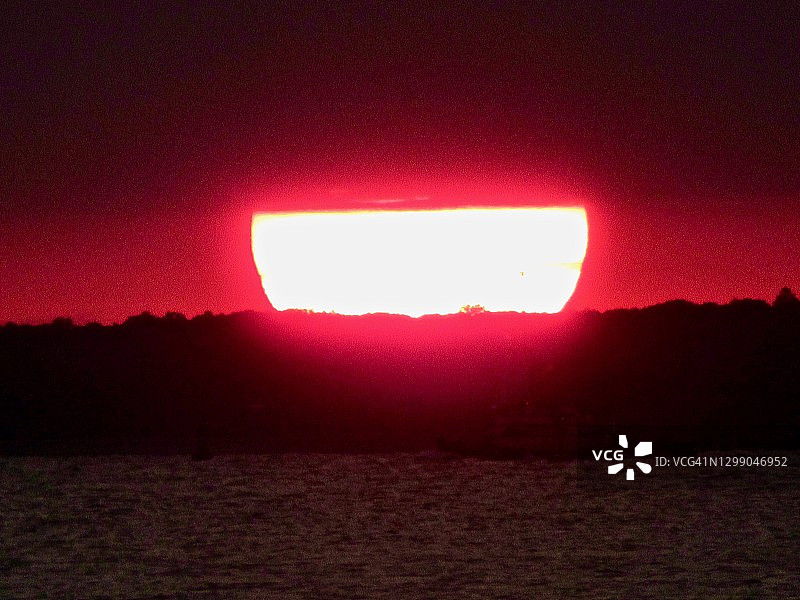 壮丽的红色天空日落图片素材