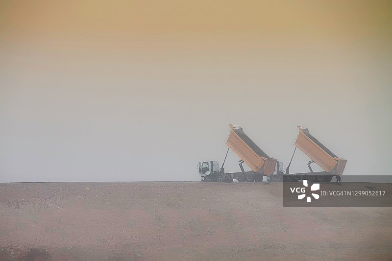 雾中的卡车图片素材