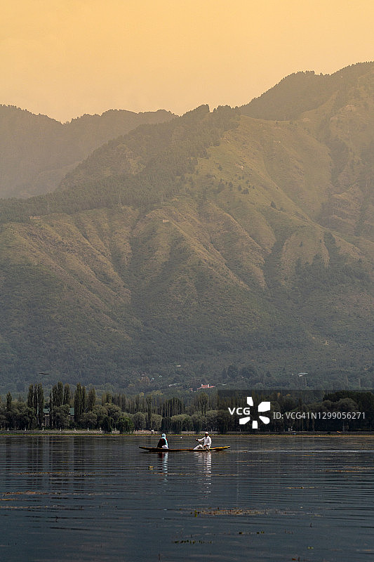 在达尔湖上乘坐西卡拉木船观光图片素材