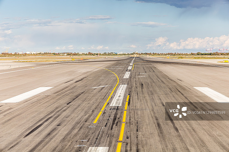巴塞罗那机场跑道图片素材