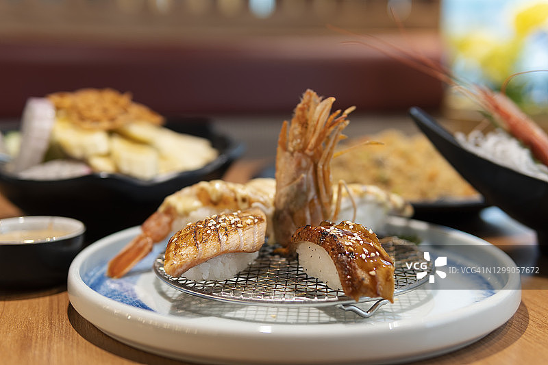 餐厅里的日式寿司特写图片素材