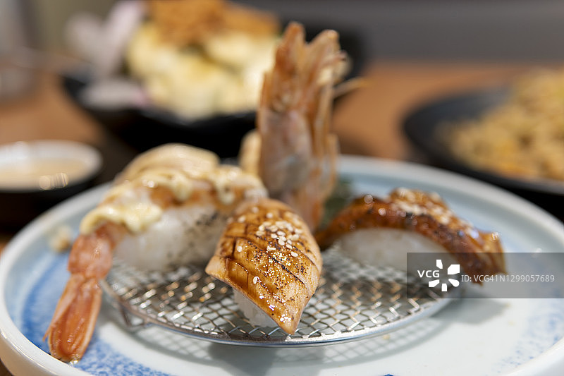 餐厅里的日式寿司特写图片素材