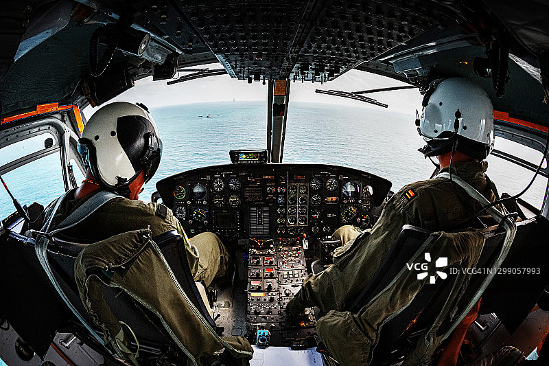 陆军直升机飞行员驾驶直升机图片素材