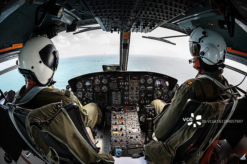 陆军直升机飞行员驾驶直升机图片素材