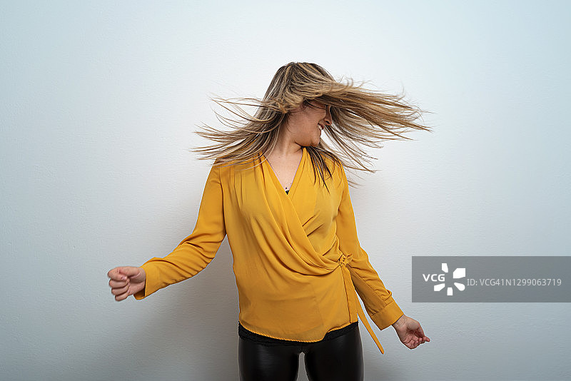 无忧无虑的年轻女子图片素材