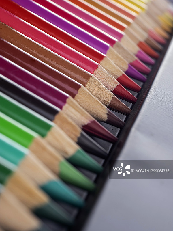 黑盒中的彩色铅笔套装图片素材
