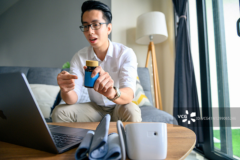 年轻男士通过视频通话咨询医生图片素材