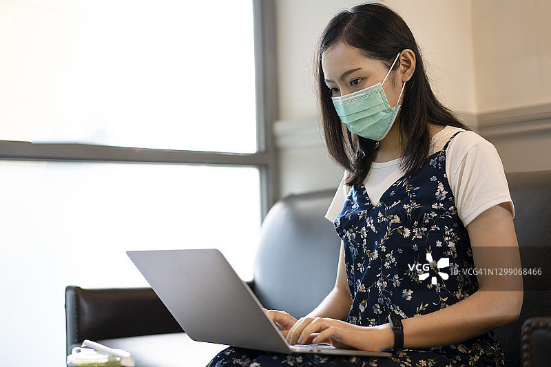 戴面罩的妇女图片素材