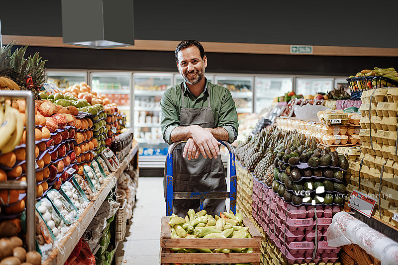 在疫情后的美国寻找新工作的拉丁美洲蓝领工人图片素材