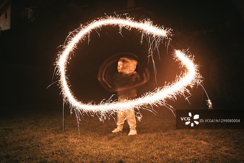 男孩们拿着烟花庆祝新年图片素材